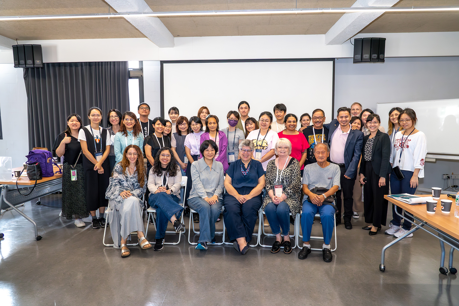 Buổi thảo luận trao đổi “Thiết lập mối quan hệ hợp tác hữu hiệu: bảo tàng, nhóm cộng đồng, nhân quyền” được tổ chức ngày 8 tháng 11 tại Bảo tàng Nhân quyền Quốc gia, những người tham gia cùng chụp ảnh lưu niệm tại hội thảo. ( Ảnh bởi: FIHRM-AP)